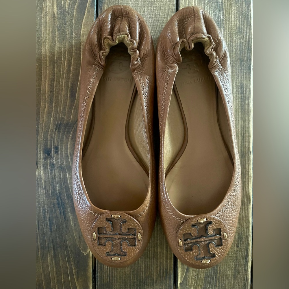 Tory burch  ballet flats size 8
Tan brown colour. No scratches. Like new.